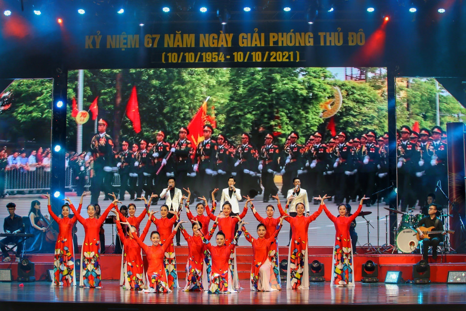 Tốp ca nam cùng đoàn múa với ca khúc "Hà Nội niềm tin và hy vọng". (Ảnh: Tuấn Đức/TTXVN)