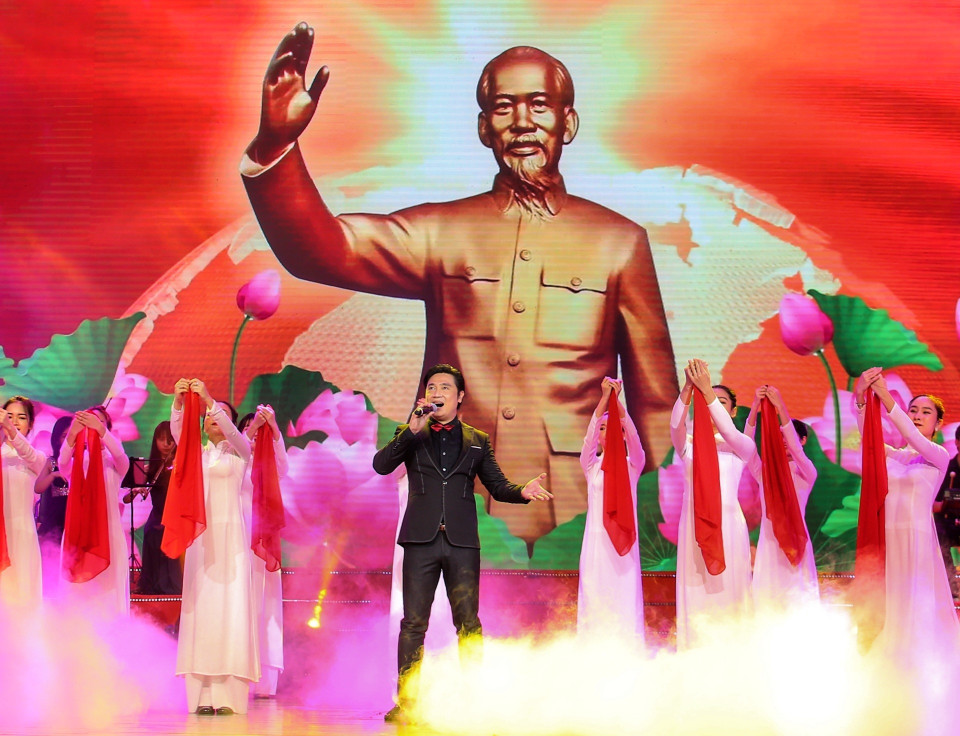 Ca khúc "Người là niềm tin tất thắng" với sự thể hiện của ca sỹ Trọng Hùng cùng đoàn múa. (Ảnh: Tuấn Đức/TTXVN)