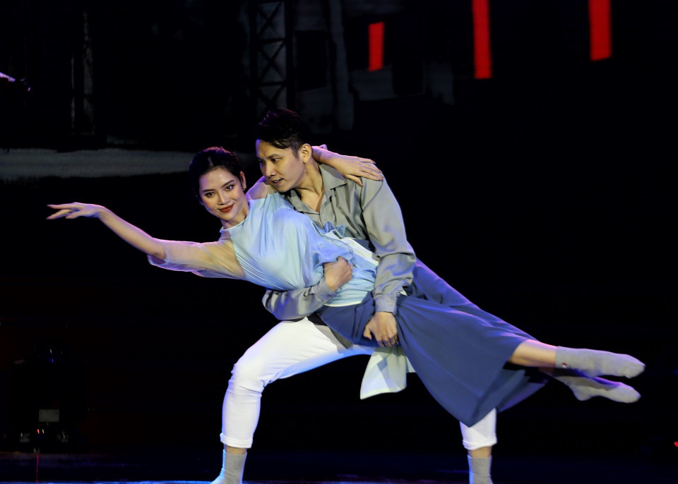 Tiết mục múa "Thanh xuân" dưới sự thể hiện của Xuân Vượng và Ngọc Anh. (Ảnh: Tuấn Đức/TTXVN)