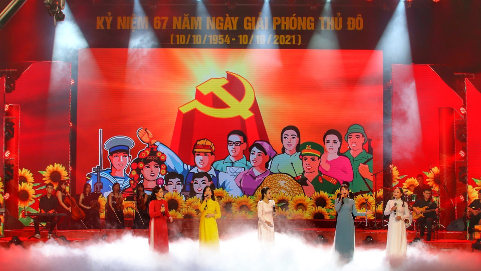 Tốp ca nữ với ca khúc "Đảng đã cho ta mùa xuân". (Ảnh: Tuấn Đức/TTXVN)