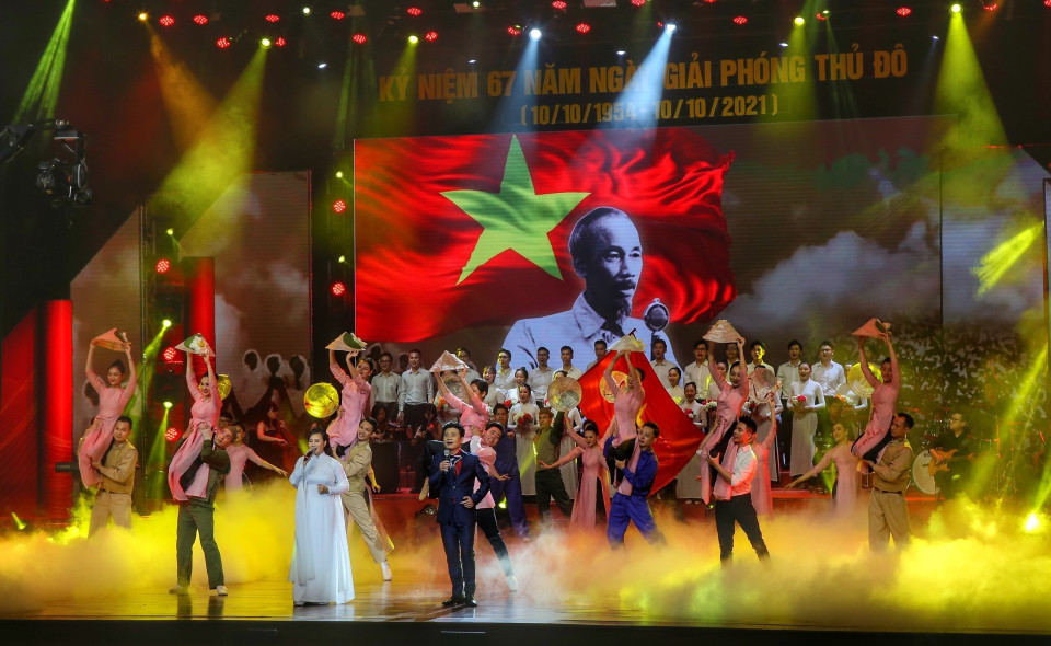 Ca khúc "Người Hà Nội" do Tấn Minh song ca cùng Khánh Linh. (Ảnh: Tuấn Đức/TTXVN)