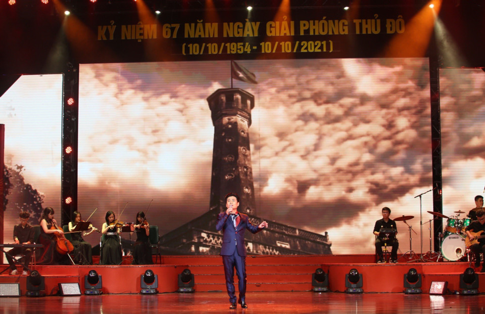 Bài "Khúc tráng ca Hà Nội" với sự thể hiện của ca sỹ Tấn Minh. (Ảnh: Tuấn Đức/TTXVN)