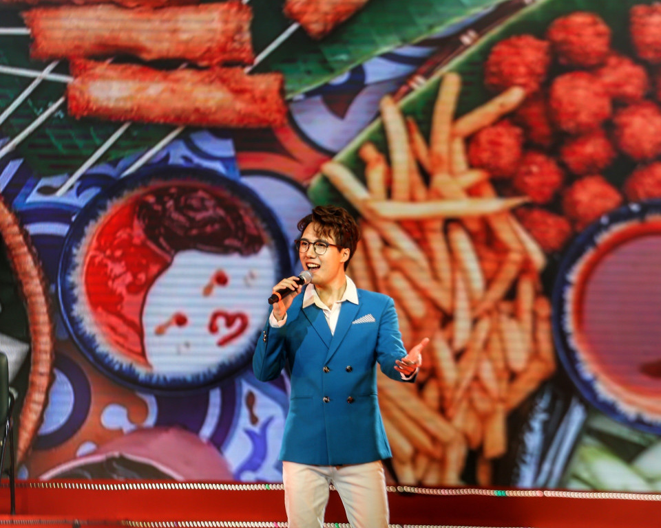 Ca khúc "Nồng nàn Hà Nội" được thể hiện bởi ca sỹ Đức Trung. (Ảnh: Tuấn Đức/TTXVN)