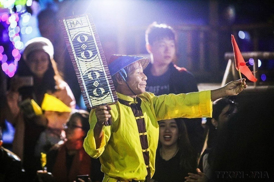 Nghệ thuật hát bài chòi – Di sản văn hóa phi vật thể thế giới, được tổ chức hằng đêm ở Hội An để phục vụ du khách mùa cao điểm. Việc UNESCO ghi danh Nghệ thuật Bài chòi Trung Bộ Việt Nam khẳng định bản sắc văn hóa phong phú của dân tộc Việt Nam, sự gắn kết cộng đồng, đề cao tôn trọng đa dạng văn hóa. (Ảnh: Trọng Đạt/TTXVN)