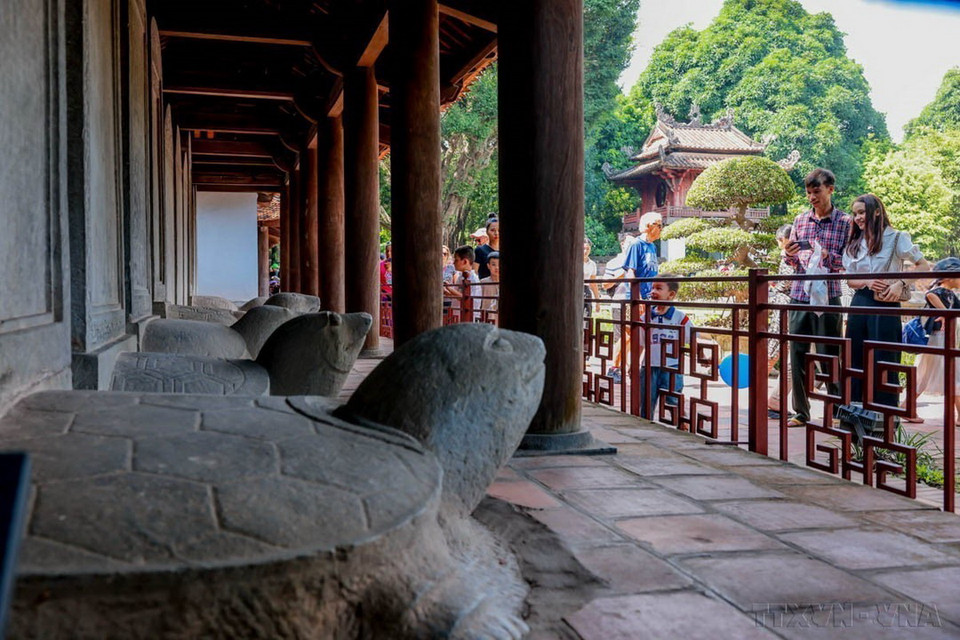 Trong phiên họp toàn thể thường niên Uỷ ban Ký ức Thế giới khu vực châu Á-Thái Bình Dương của UNESCO năm 2010, Hồ sơ Bia đá các khoa thi Tiến sỹ triều Lê và Mạc (1442-1779) tại Văn Miếu-Quốc Tử Giám Hà Nội (Bia Tiến sỹ Văn Miếu) được công nhận là Di sản Tư liệu Thế giới. (Ảnh: Hoàng Hiếu/ TTXVN)