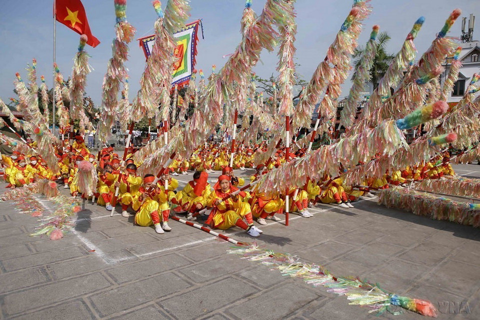 Hội kéo chữ là một nét đẹp trong Lễ hội Phủ Dầy, phản ánh phong tục tập quán, thể hiện sự đoàn kết mọi tầng lớp nhân dân, đồng thời giáo dục con cháu truyền thống hiếu thuận, uống nước nhớ nguồn. Lễ hội Phủ Dầy được đưa vào danh mục Di sản văn hóa phi vật thể quốc gia năm 2013. (Ảnh: Công Luật/ TTXVN)