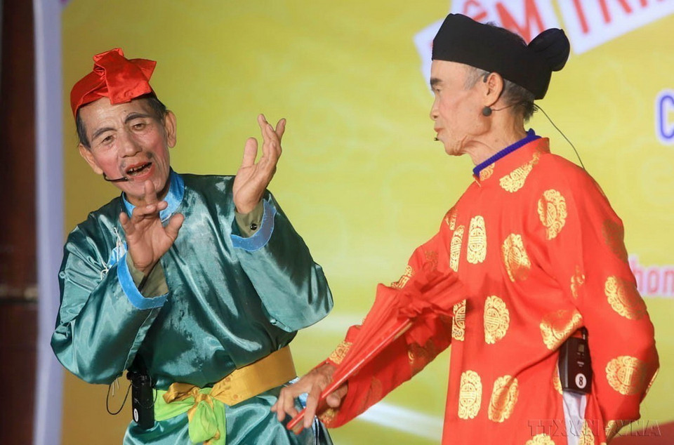 Nghệ nhân Nhân dân chèo duy nhất của tỉnh Thái Bình Bùi Văn Ro (bên trái) biểu diễn làn điệu chèo cổ. Đến nay, tỉnh Thái Bình vẫn giữ được nhiều điệu chèo độc đáo, đặc trưng của vùng đồng bằng sông Hồng. (Ảnh: Thế Duyệt/TTXVN)