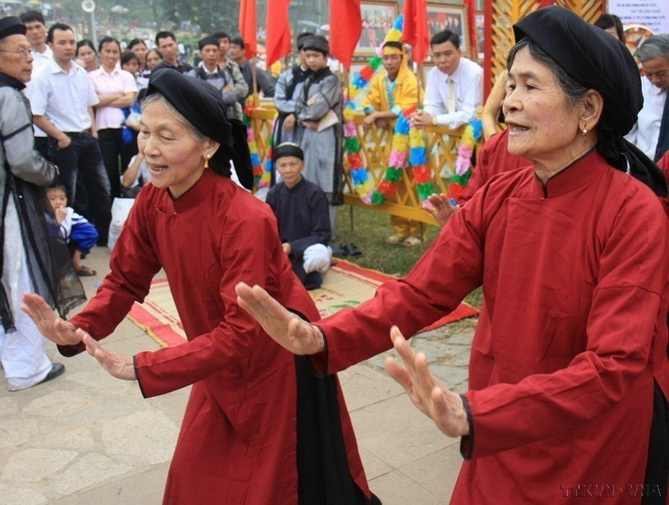 Hát Xoan là di sản thuộc loại hình nghệ thuật trình diễn, một tín ngưỡng bắt nguồn từ việc thực hành thờ cúng tổ tiên của người Việt, được UNESCO công nhận là Di sản văn hóa phi vật thể đại diện của nhân loại. Trong ảnh: Điệu múa hát Xoan truyền thống do các nghệ nhân tỉnh Phú Thọ trình diễn. (Ảnh: TTXVN)