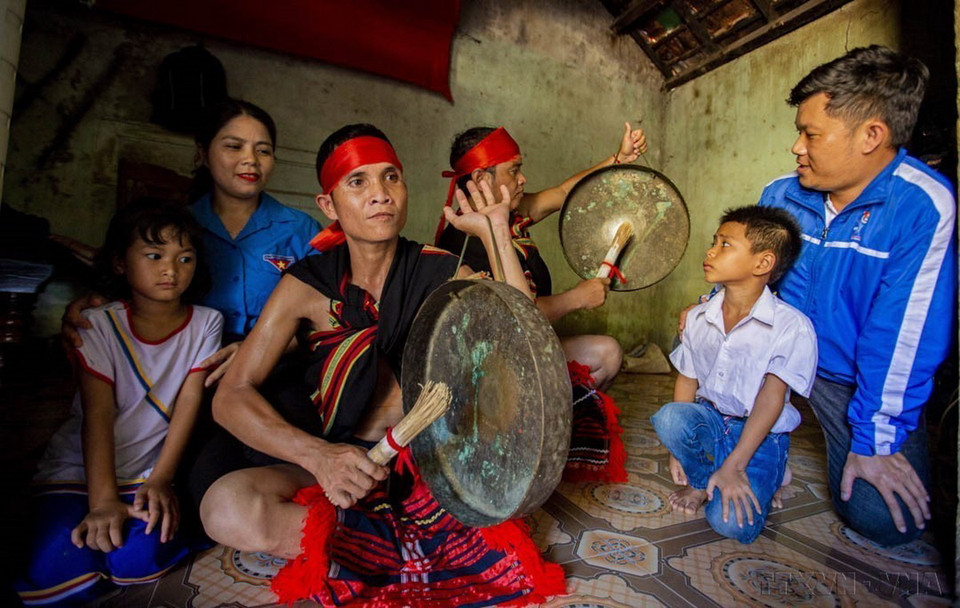 Tuổi trẻ huyện Trà Bồng (Quảng Ngãi) tích cực bảo tồn bản sắc văn hoá dân tộc Cor. (Ảnh: Minh Đức/TTXVN)