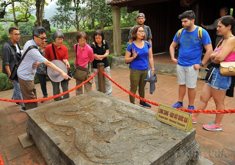 UNESCO công nhận cố đô Hoa Lư là 1 trong 4 vùng lõi thuộc quần thể Di sản Thiên nhiên Văn hóa Thế giới Tràng An. Trong ảnh: Khách du lịch quốc tế tham quan tại khu di tích Cố đô Hoa Lư. (Ảnh: Minh Đức/TTXVN)