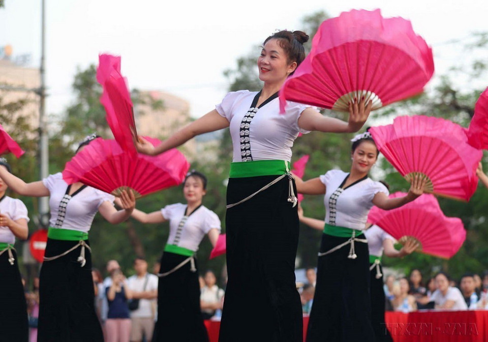 Mang nghệ thuật hát Then, đàn Tính xuống phố đi bộ Hồ Hoàn Kiếm (Hà Nội) trong khuôn khổ Liên hoan nghệ thuật hát Then, đàn Tính các dân tộc Tày, Nùng, Thái lần thứ VII (2024). (Ảnh: Thanh Tùng/TTXVN)