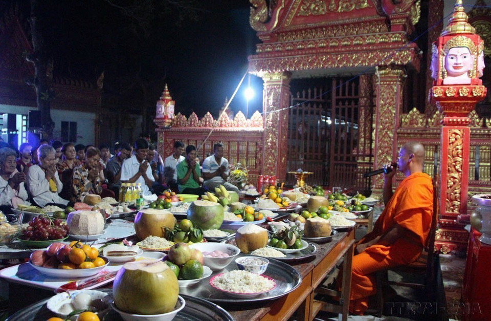 Lễ hội Ok Om Bok hay còn gọi là lễ cúng Trăng của đồng bào Khmer Nam Bộ được công nhận Di sản văn hóa phi vật thể quốc gia. Trong ảnh: Đại đức Danh Tuấn, Trụ trì chùa Ratana Paphia Vararam (Hậu Giang) thuyết pháp đến Phật tử tại lễ Ok Om Bok. (Ảnh: Hồng Thái/TTXVN)