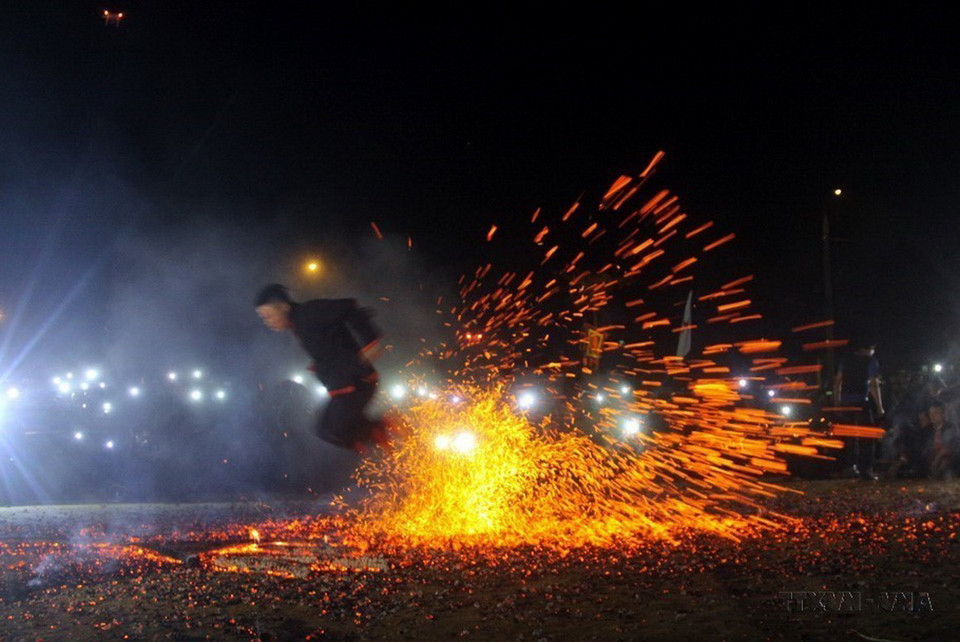 Nghi lễ nhảy lửa truyền thống của người Pà Thẻn, huyện Lâm Bình (Tuyên Quang) được công nhận là Di sản Văn hóa Phi vật thể Quốc gia năm 2023. (Ảnh: Quang Cường/TTXVN)