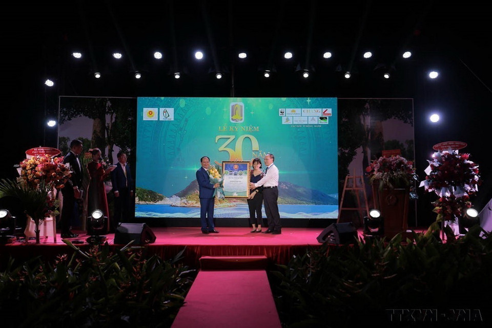 Bà Theresa Mundita Slim, Giám đốc điều hành Trung tâm Đa dạng sinh học ASIAN trao chứng nhận Vườn Di sản ASIAN cho đại diện Ban quản lý Vườn Quốc gia Côn Đảo (2023). (Ảnh: Mạnh Dương/ TTXVN)