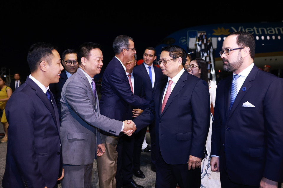 Cán bộ Đại sứ quán đón Thủ tướng Phạm Minh Chính và Phu nhân tại sân bay Las Américas, Santo Domingo, Cộng hòa Dominicana. (Ảnh: Dương Giang/TTXVN)