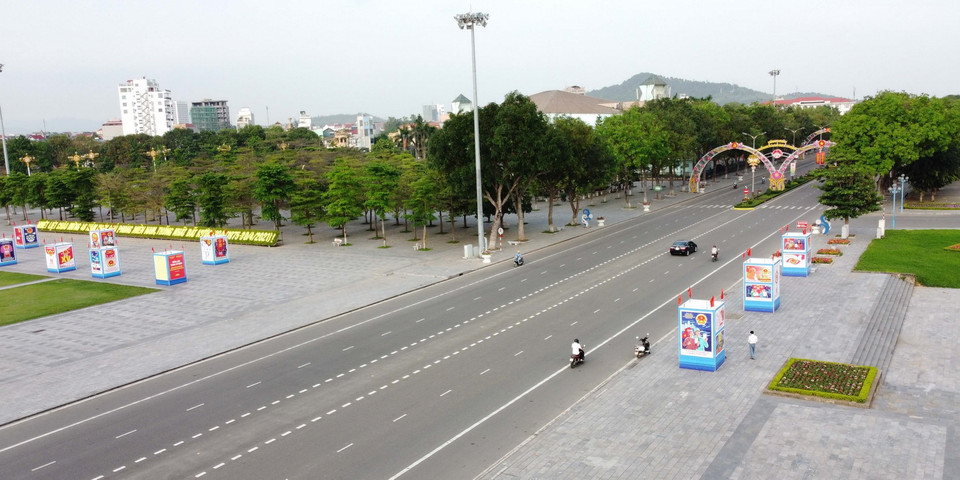 Đường phố Vĩnh Yên vắng vẻ trong ngày đầu cách ly. (Ảnh: Hoàng Hùng/TTXVN)