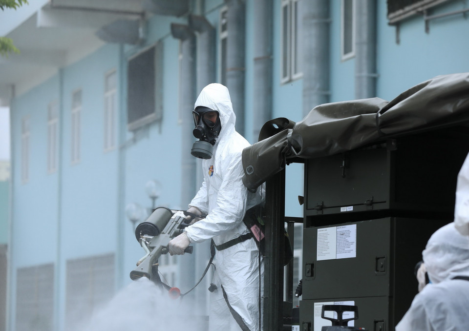 Cán bộ, chiến sỹ Binh chủng Hóa học và Bộ Tư lệnh Thủ đô phun khử khuẩn tại Bệnh viện K cơ sở Tân Triều. (Ảnh: Minh Đức/TTXVN)