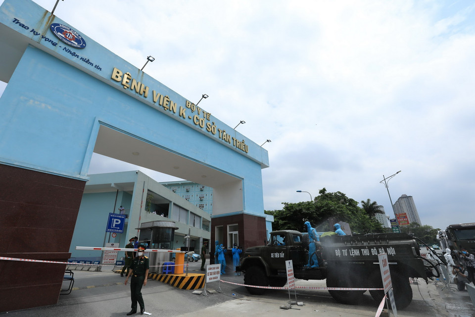 Cán bộ, chiến sỹ Binh chủng Hóa học và Bộ Tư lệnh Thủ đô phun khử khuẩn tại Bệnh viện K cơ sở Tân Triều. (Ảnh: Minh Đức/TTXVN)