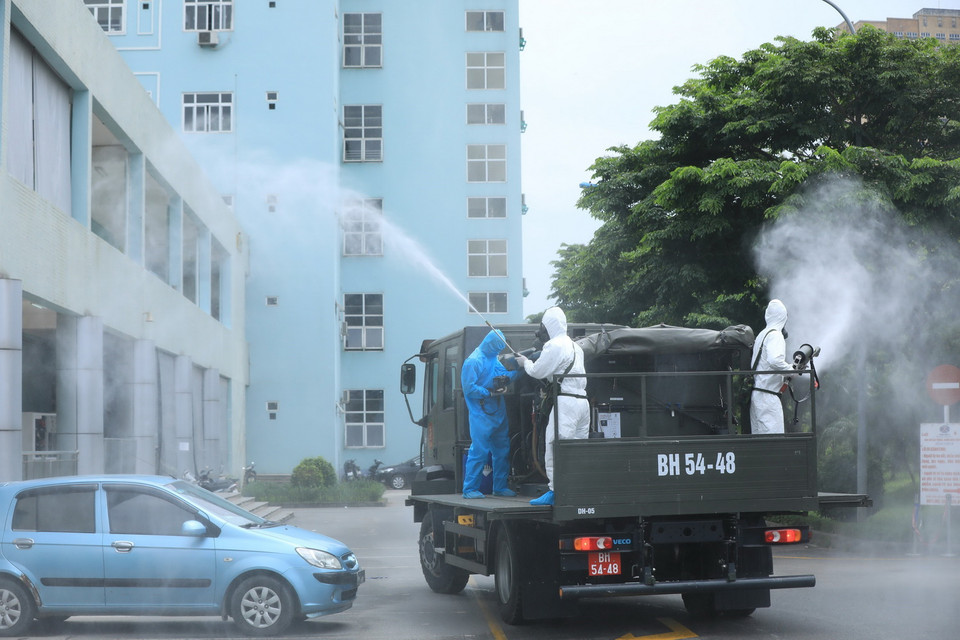 Cán bộ, chiến sỹ Binh chủng Hóa học và Bộ Tư lệnh Thủ đô phun khử khuẩn tại Bệnh viện K cơ sở Tân Triều. (Ảnh: Minh Đức/TTXVN)