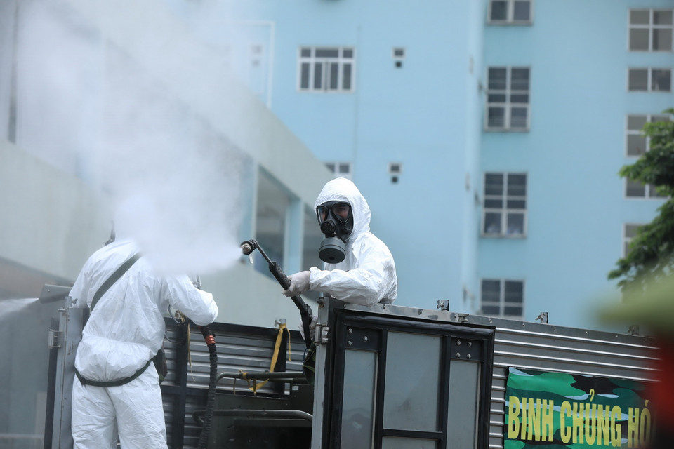 Cán bộ, chiến sỹ Binh chủng Hóa học và Bộ Tư lệnh Thủ đô phun khử khuẩn tại Bệnh viện K cơ sở Tân Triều. (Ảnh: Minh Đức/TTXVN)