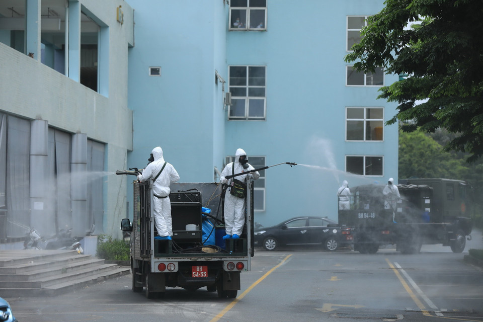 Cán bộ, chiến sỹ Binh chủng Hóa học và Bộ Tư lệnh Thủ đô phun khử khuẩn tại Bệnh viện K cơ sở Tân Triều. (Ảnh: Minh Đức/TTXVN)