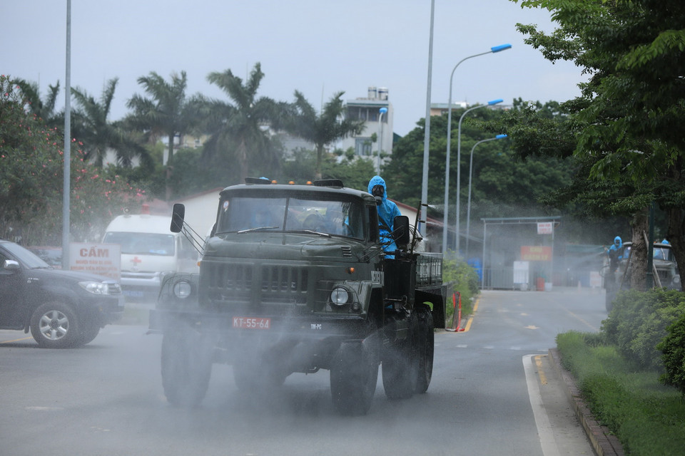 Cán bộ, chiến sỹ Binh chủng Hóa học và Bộ Tư lệnh Thủ đô phun khử khuẩn tại Bệnh viện K cơ sở Tân Triều. (Ảnh: Minh Đức/TTXVN)
