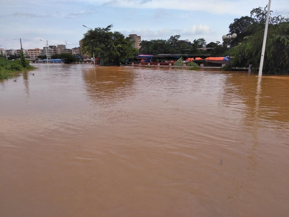 Nhiều tuyến phố tại thành phố Móng Cái (Quảng Ninh) bị ngập úng. (Ảnh: TTXVN)