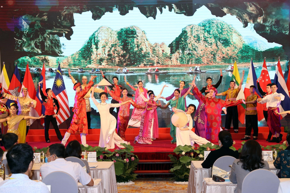 Chương trình nghệ thuật của nghệ sỹ các nước tại lễ khai mạc. (Ảnh: Trọng Đức/TTXVN)