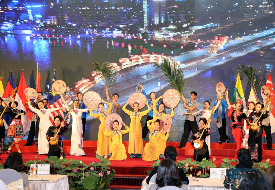 Chương trình nghệ thuật của nghệ sỹ các nước tại lễ khai mạc. (Ảnh: Trọng Đức/TTXVN)