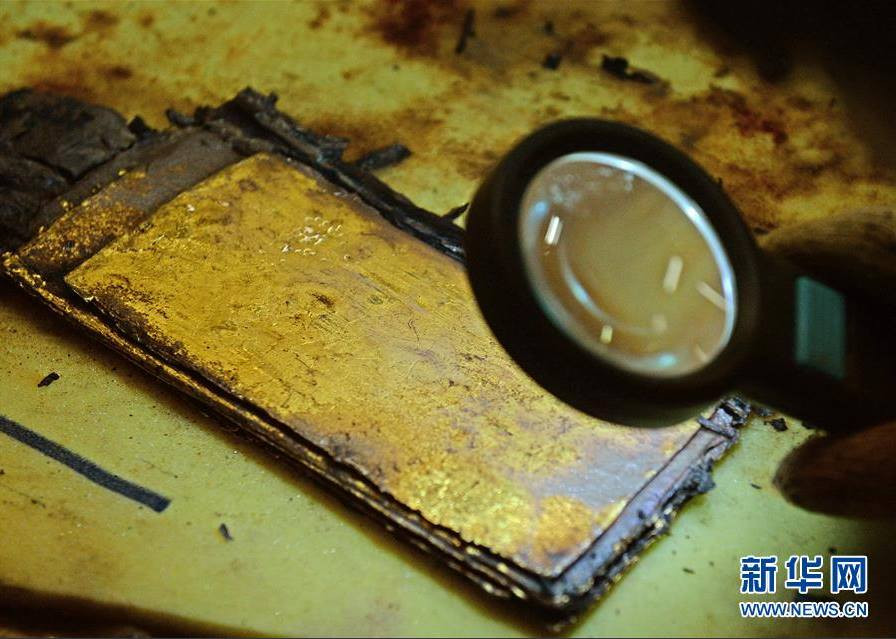 Mỗi đồng tiền nặng khoảng 250 gram, giống với 189 đồng tiền vàng được tìm thấy trước đó. (Nguồn: News.cn)