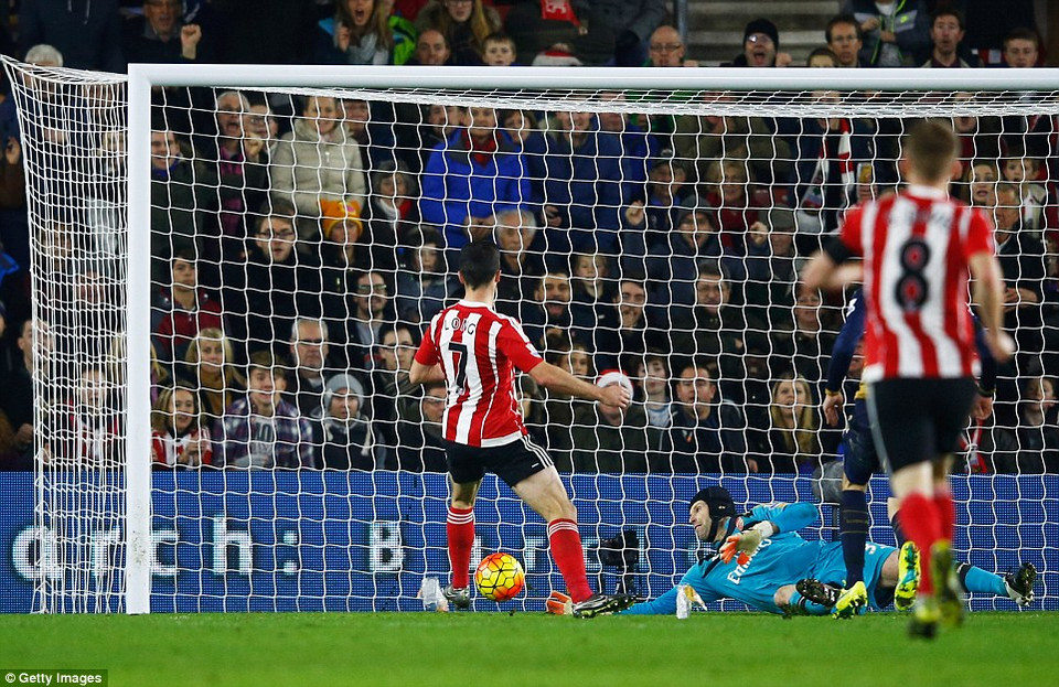 Phải chờ đến đầu hiệp 2, Southampton mới có bàn thắng nhân đôi cách biệt.