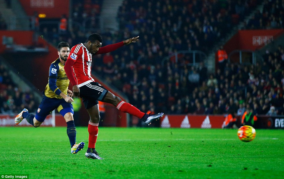 Cuco Martina sớm đưa Southampton vượt lên dẫn trước...