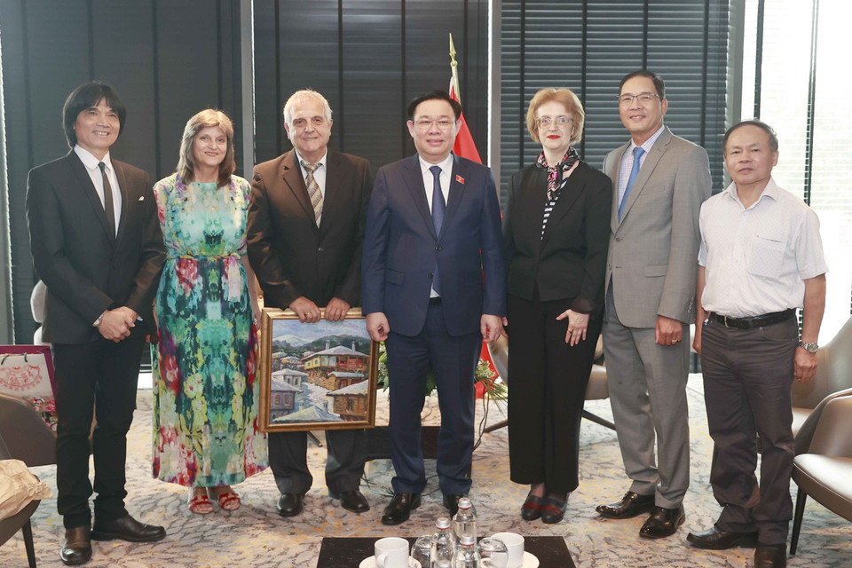 Chủ tịch Quốc hội Vương Đình Huệ với đại biểu. (Ảnh: Doãn Tấn/TTXVN)