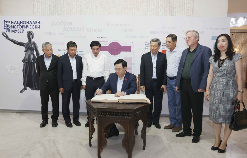 Chủ tịch Quốc hội Vương Đình Huệ ghi sổ lưu niệm tại Bảo tàng Lịch sử Quốc gia Bulgaria. (Ảnh: Doãn Tấn/TTXVN)