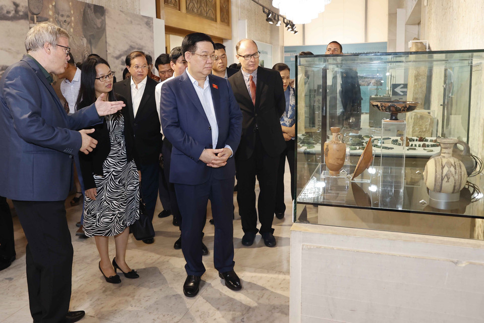 Chủ tịch Quốc hội Vương Đình Huệ và Đoàn đại biểu cấp cao Việt Nam thăm Bảo tàng Lịch sử Quốc gia Bulgaria. (Ảnh: Doãn Tấn/TTXVN)