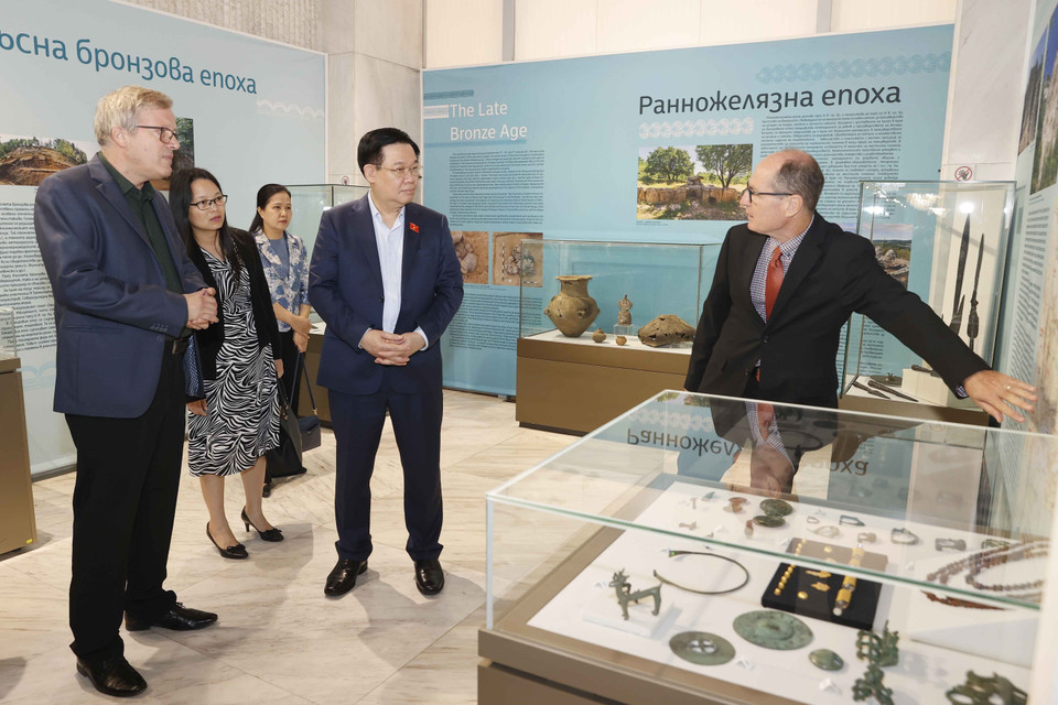 Chủ tịch Quốc hội Vương Đình Huệ và Đoàn đại biểu cấp cao Việt Nam thăm Bảo tàng Lịch sử Quốc gia Bulgaria. (Ảnh: Doãn Tấn/TTXVN)