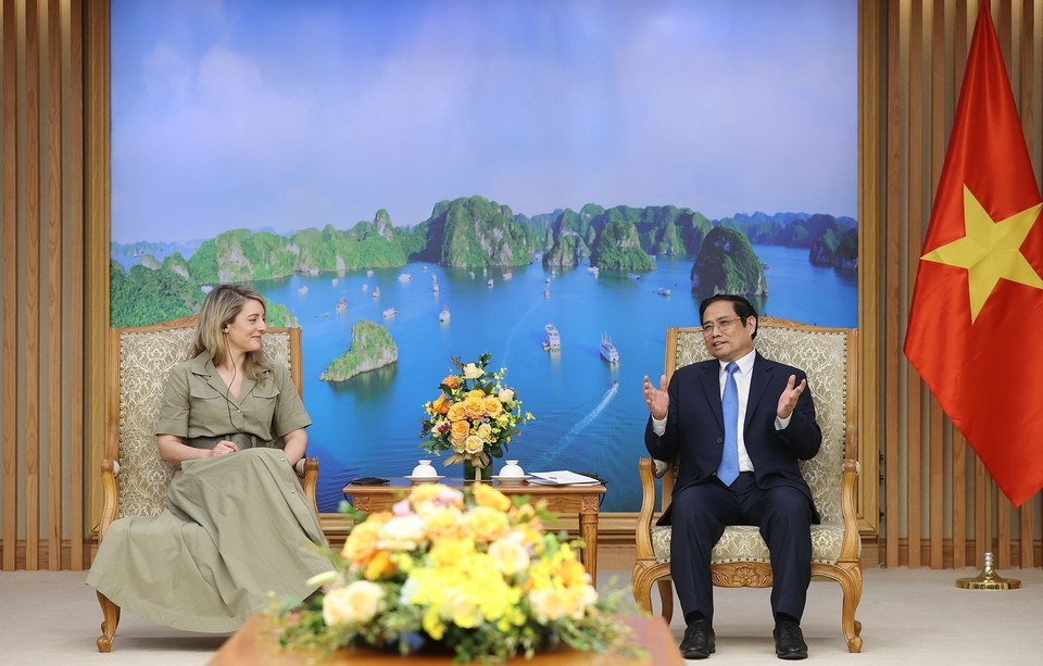 Thủ tướng Phạm Minh Chính tiếp Bộ trưởng Ngoại giao Canada Mélanie Joly. (Ảnh: Dương Giang/TTXVN)