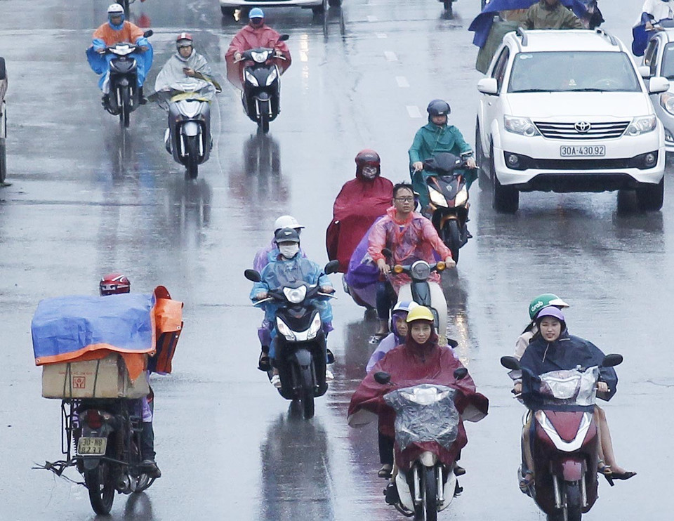 Người dân lưu thông trên đường Trần Nhật Duật. (Ảnh: Lâm Khánh/TTXVN)