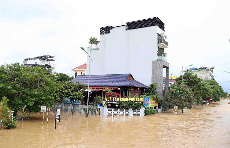Hàng nghìn hộ dân tại thành phố Thái Nguyên bị ngập sâu trong lũ. (Ảnh: Trần Trang/TTXVN)