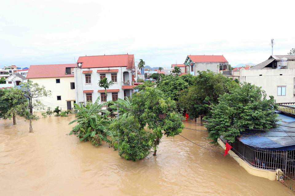 Một khu dân cư thuộc phường Đồng Bẩm, thành phố Thái Nguyên bị ngập trong lũ. (Ảnh: Trần Trang/TTXVN)