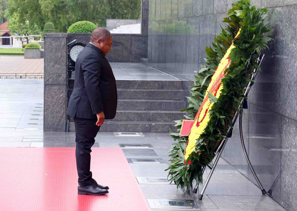 Tổng thống nước Cộng hòa Mozambique Filipe Jacinto Nyusi và Phu nhân đến đặt vòng hoa và vào Lăng viếng Chủ tịch Hồ Chí Minh. (Ảnh: Phạm Kiên/TTXVN)