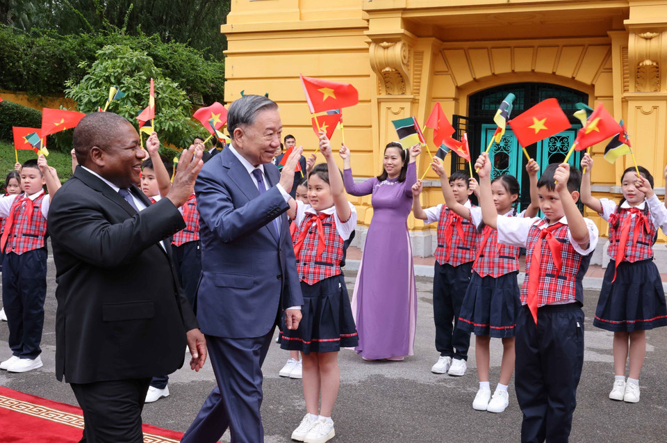 Tổng Bí thư, Chủ tịch nước Tô Lâm và Tổng thống Mozambique Filipe Jacinto Nyusi với thiếu nhi Thủ đô Hà Nội. (Ảnh: Lâm Khánh/TTXVN)