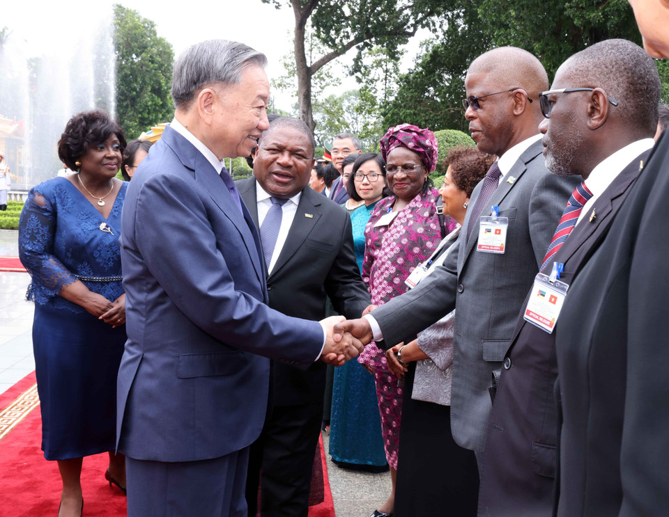 Tổng Bí thư, Chủ tịch nước Tô Lâm bắt tay các thành viên đoàn Mozambique. (Ảnh: Lâm Khánh/TTXVN)