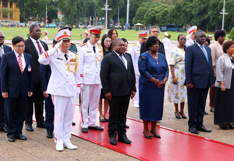 Tổng thống nước Cộng hòa Mozambique Filipe Jacinto Nyusi và Phu nhân đến đặt vòng hoa và vào Lăng viếng Chủ tịch Hồ Chí Minh. (Ảnh: Phạm Kiên/TTXVN)