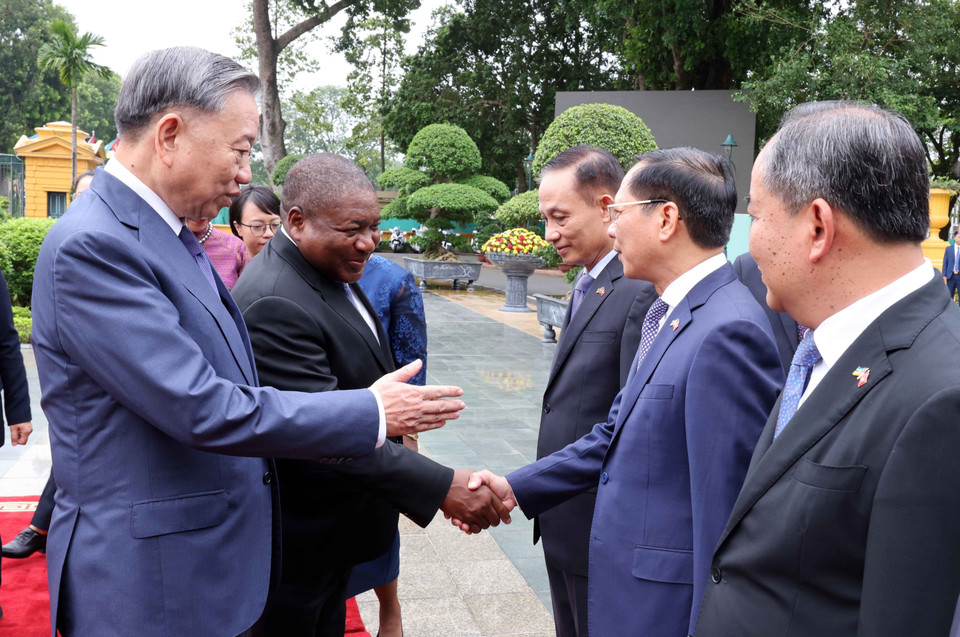 Chủ tịch nước Tô Lâm giới thiệu với Tổng thống Mozambique Filipe Jacinto Nyusi thành viên đoàn Việt Nam. (Ảnh: Lâm Khánh/ TTXVN)