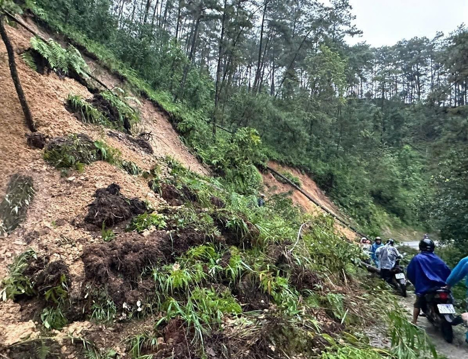 Mưa lớn gây sạt lở tại Km 140 - QL4C (Đồng Văn) khiến các phương tiện không thể lưu thông. (Ảnh: TTXVN phát)