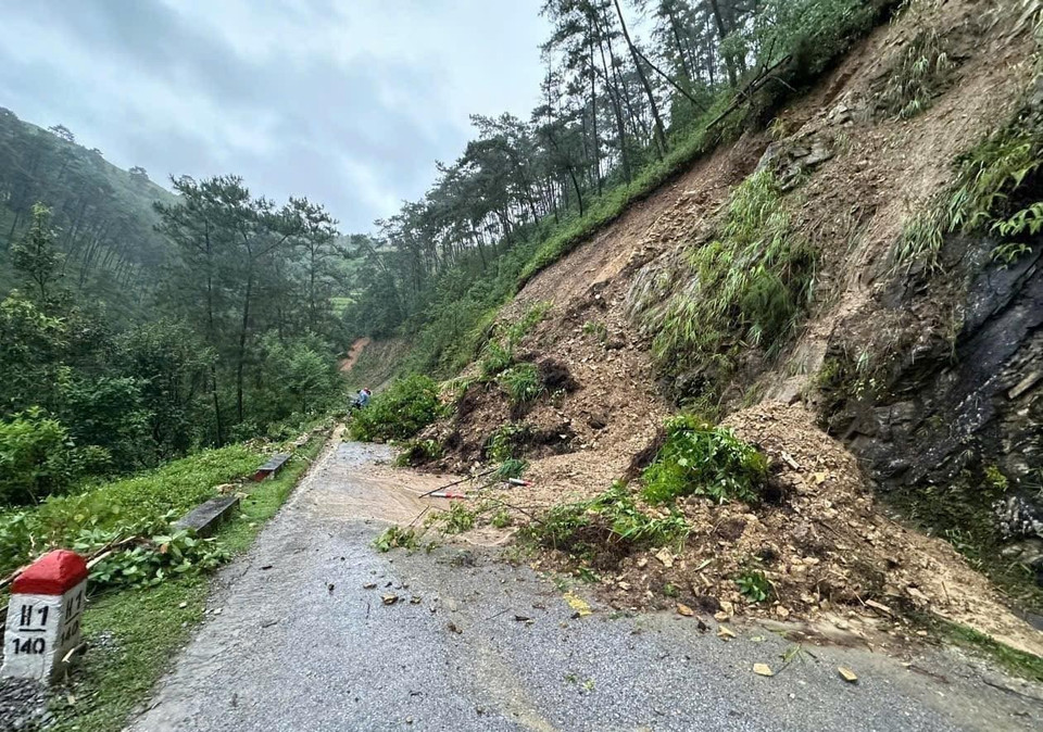 Mưa lớn gây sạt lở tại Km 140 - QL4C (Đồng Văn) khiến các phương tiện không thể lưu thông. (Ảnh: TTXVN phát)