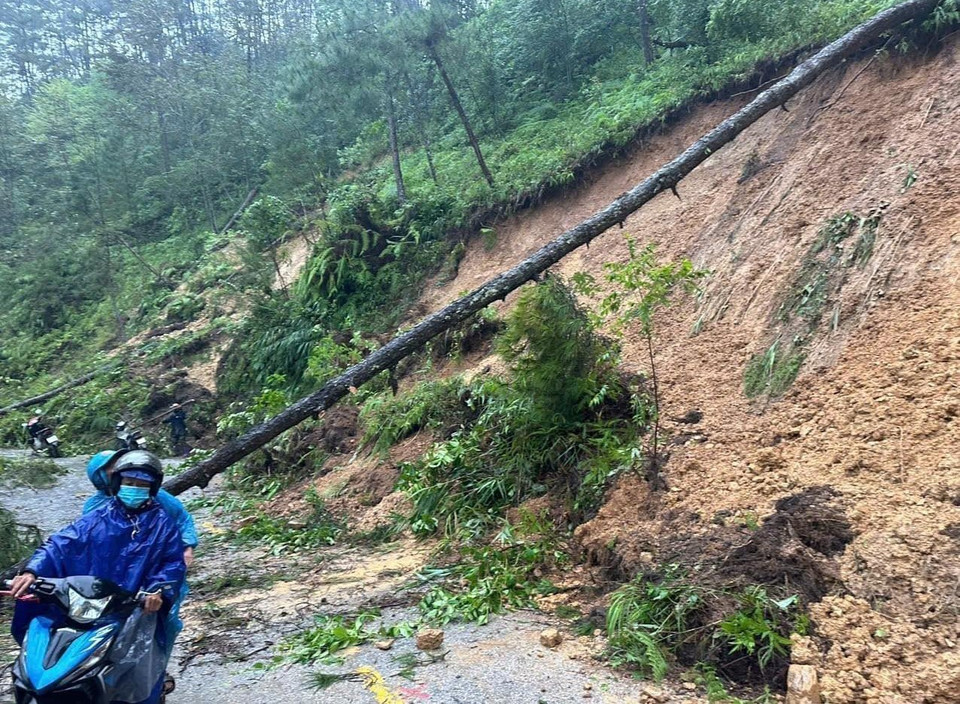 Mưa lớn gây sạt lở tại Km 140 -QL4C (Đồng Văn) khiến các phương tiện không thể lưu thông. (Ảnh: TTXVN phát)