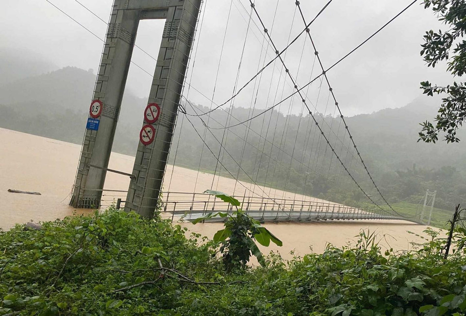 Thôn Nà Vuồng (xã Yên Phong, huyện Bắc Mê, Hà Giang) bị ngập, tuyến quốc lộ 34 đi Bảo Lâm-Cao Bằng bị chia cắt. (Ảnh: TTXVN phát)