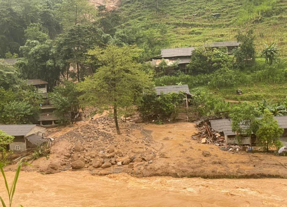 Mưa lũ kéo dài khiến 04 hộ dân tại thôn Bờ Sông (xã Xín Cái, huyện Mèo Vạc, Hà Giang) bị sập nhà và trôi đồ đạc. (Ảnh: TTXVN phát)